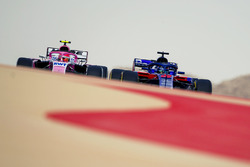 Brendon Hartley, Scuderia Toro Rosso STR13 y Esteban Ocon, Force India VJM11
