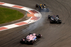 Nico Hulkenberg, Renault Sport F1 Team RS17 in duel met Romain Grosjean, Haas F1 Team VF-17