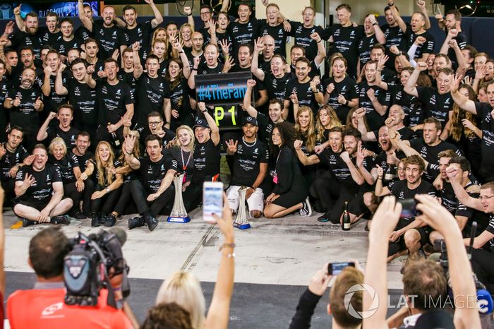 Valtteri Bottas, Mercedes AMG, Lewis Hamilton, Mercedes AMG y el equipo celebran