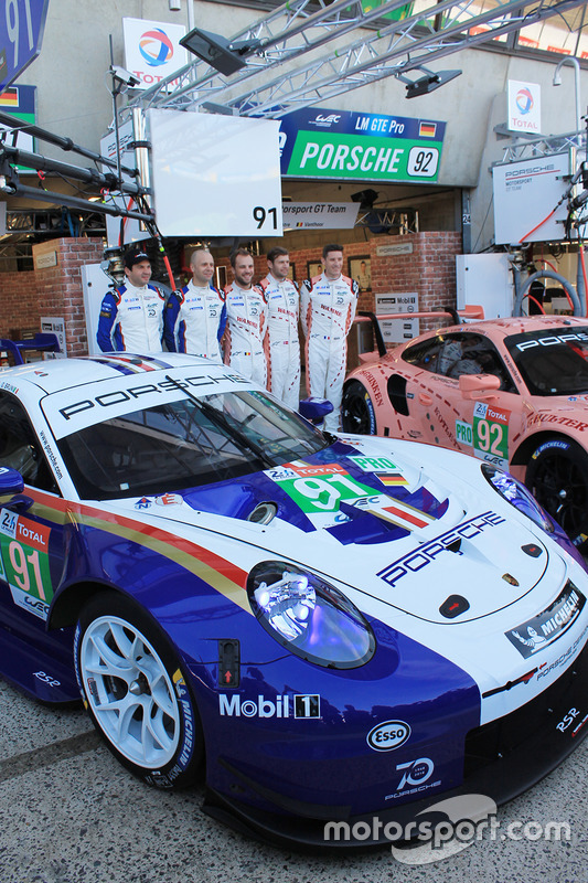Машини #92 Porsche GT Team Porsche 911 RSR та #91 Porsche GT Team Porsche 911 RSR у спеціальній лівреї