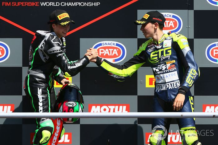 Podium: ganadora, Ana Carrasco, segundo lugar, Borja Sanchez