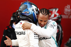 Valtteri Bottas, Mercedes AMG F1, 2° classificato, Lewis Hamilton, Mercedes AMG F1, 1° classificato, si congratulano nel parco chiuso