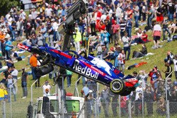 La monoposto incidentata di Pierre Gasly Toro Rosso STR13 viene portata via dal circuito