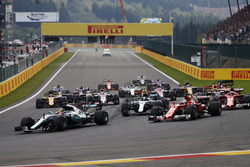 Lewis Hamilton, Mercedes AMG F1 W08, Sebastian Vettel, Ferrari SF70H, lider