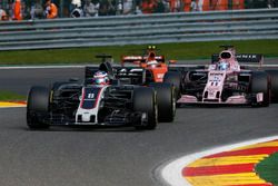 Romain Grosjean, Haas F1 Team VF-17 en lutte avec Sergio Perez, Sahara Force India VJM10