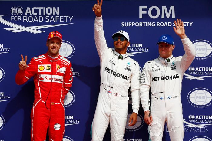 Ganador de la pole Lewis Hamilton, Mercedes AMG F, segundo Sebastian Vettel, Ferrari y tercero Valtteri Bottas, Mercedes AMG F1