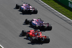 Серхіо Перес, Естебан Окон, Sahara Force India VJM10, Себастьян Феттель, Ferrari SF70H battle