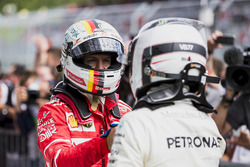 Le deuxième, Sebastian Vettel, Ferrari, fête le vainqueur Valtteri Bottas, Mercedes AMG F1, dans le Parc Fermé