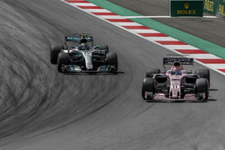 Серхио Перес, Sahara Force India F1 VJM10, и Валттери Боттас, Mercedes-Benz F1 W08