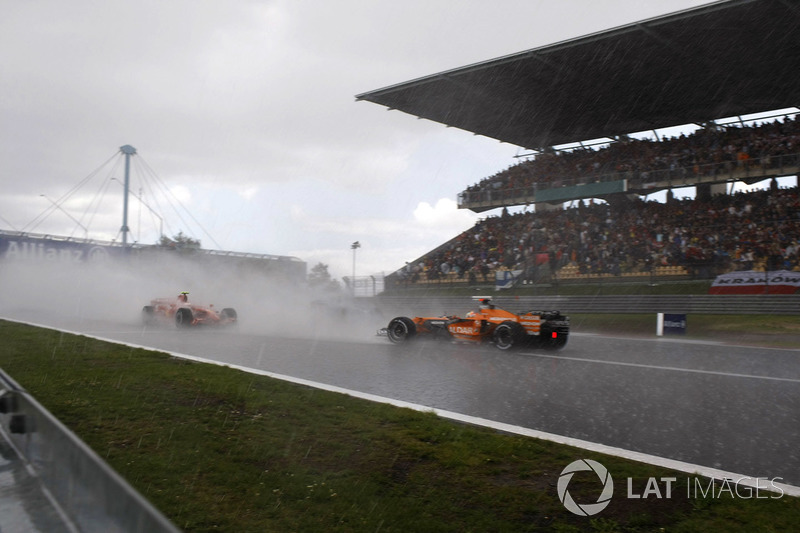 Adrian Sutil, Spyker F8-VII Ferrari, giros directamente en la trayectoria de su compañero de equipo Markus Winkelhock, Spyker F8-VII Ferrari