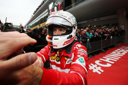 Sebastian Vettel, Ferrari, viert zijn tweede plaats in parc fermé