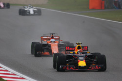 Max Verstappen, Red Bull Racing RB13, vor Fernando Alonso, McLaren MCL32