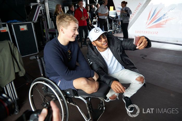 Lewis Hamilton, Mercedes AMG F1 con el piloto de Formula 4 Billy Monger