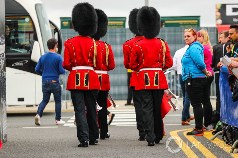 Os guardas ingleses característicos também não quiseram perder a corrida.