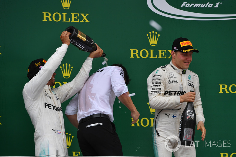 Peter Bonnington, Mercedes AMG F1 Race Engineer, Lewis Hamilton, Mercedes AMG F1 and Valtteri Bottas, Mercedes AMG F1 celebrate on the podium, the champagne