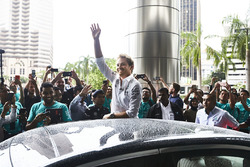Les employés de Petronas accueillent Nico Rosberg, Mercedes AMG F1