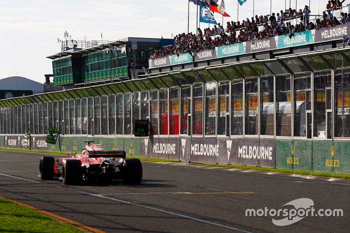 Leader Sebastian Vettel, Ferrari SF70H, con una ventaja de 10.4s