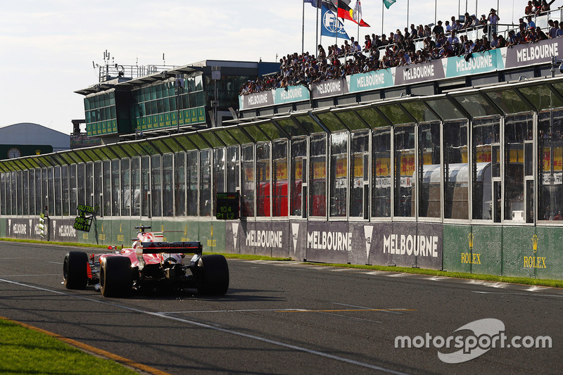 Leader Sebastian Vettel, Ferrari SF70H, con una ventaja de 10.4s