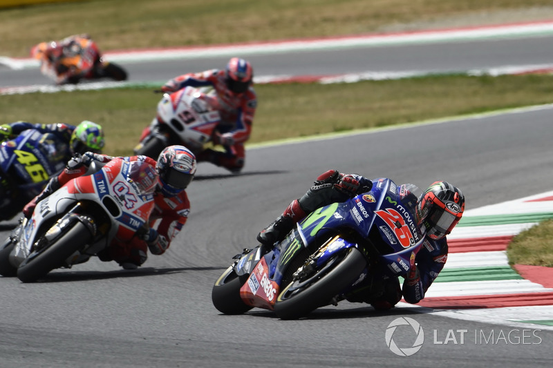Maverick Viñales suivi de près