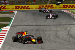 Daniel Ricciardo, Red Bull Racing RB13, Sergio Perez, Sahara Force India F1 VJM10, Esteban Ocon, Sah