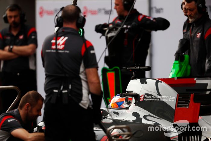 Romain Grosjean, Haas F1 Team, rodeado por los miembros del equipo en el pit lane