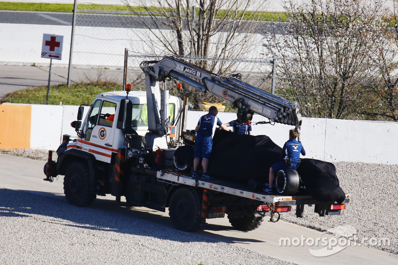 A recovery truck removes the crashed Lance Stroll Williams FW40