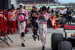 Esteban Ocon, Sahara Force India en Sergio Perez, Sahara Force India in parc ferme