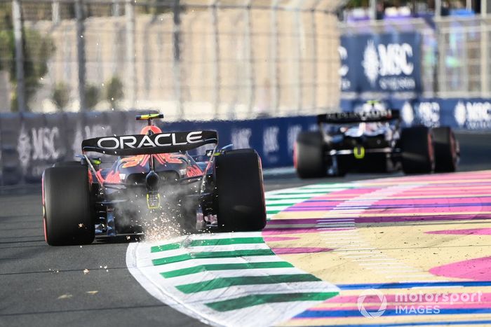 Sergio Pérez y el Red Bull Racing RB19 echan chispas