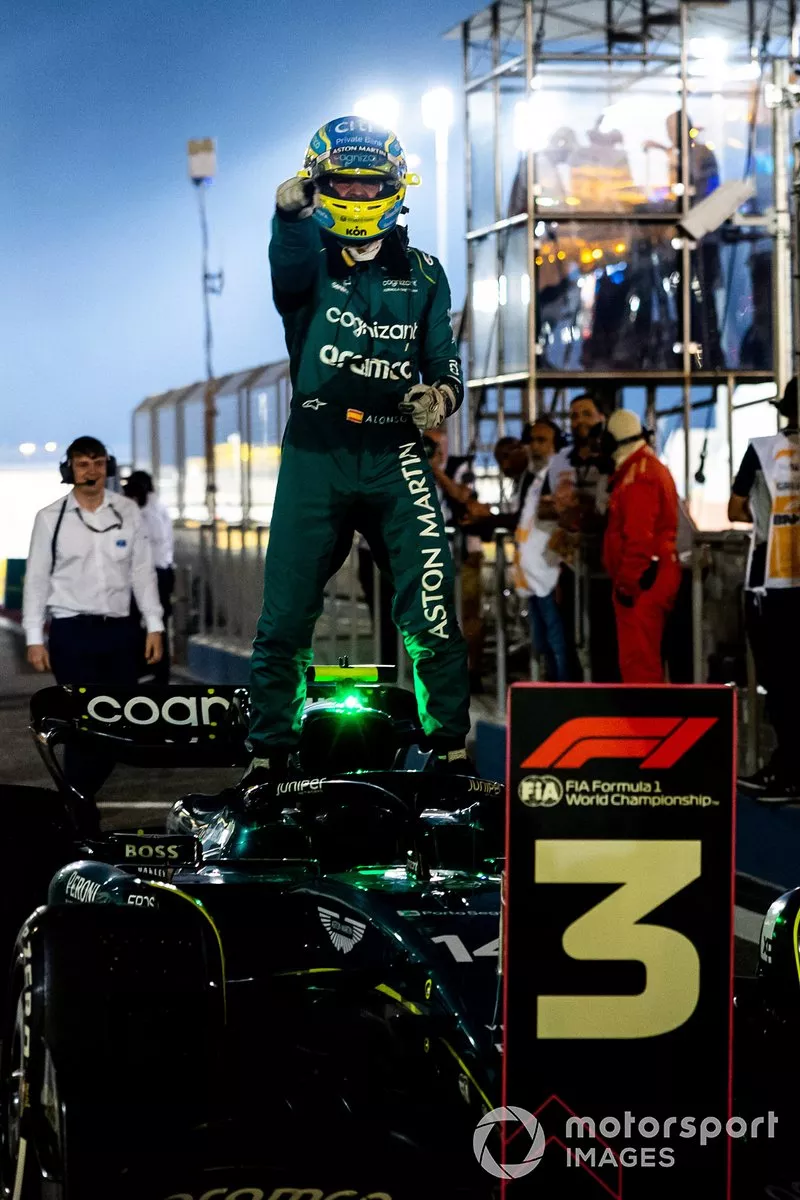 Fernando Alonso, Aston Martin F1 Team, terzo posto, festeggia al Parco Chiuso