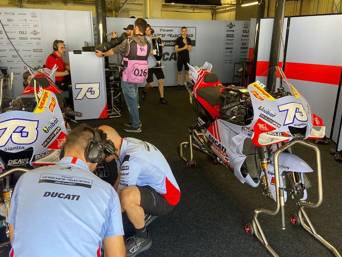 Álex Márquez en el garaje