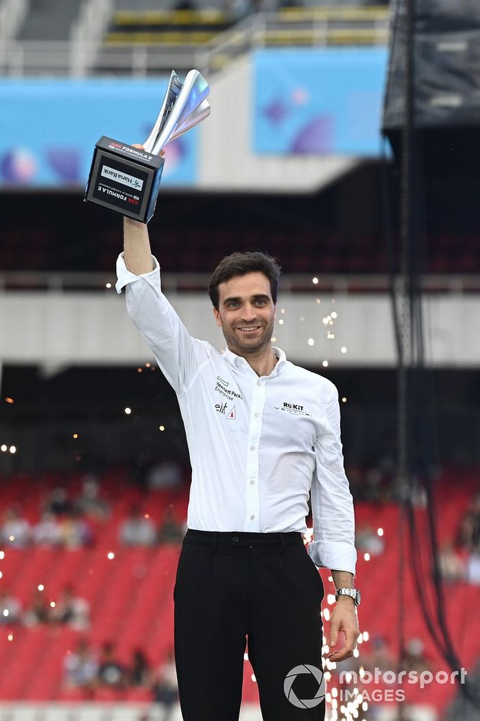 Jerome d'Ambrosio, jefe de ROKiT Venturi Racing, levanta el trofeo por equipos