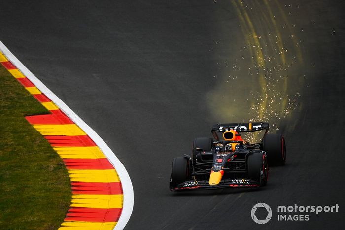 Max Verstappen, Red Bull Racing RB18, saca chispas