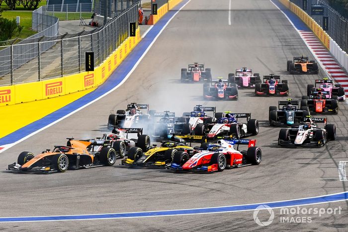 Robert Shwartzman, Prema Racing, Guanyu Zhou, UNI-Virtuosi, Nikita Mazepin, Hitech Grand Prix al inicio