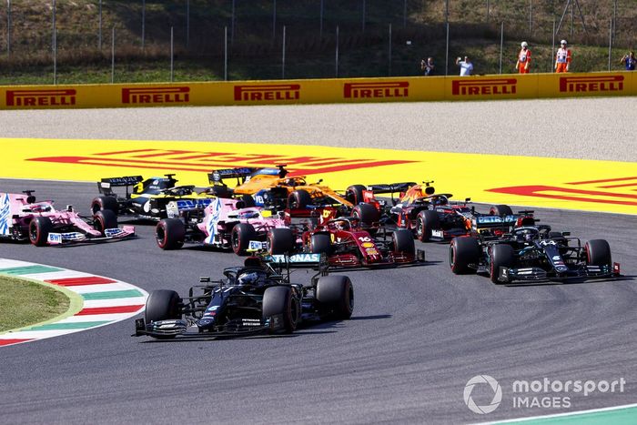 Lewis Hamilton, Mercedes F1 W11, Valtteri Bottas, Mercedes F1 W11, Charles Leclerc, Ferrari SF1000, Alex Albon, Red Bull Racing RB16, Lance Stroll, Racing Point RP20, al inicio