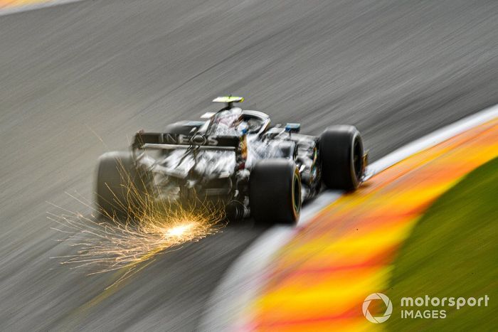 Valtteri Bottas, Mercedes F1 W11, sacando chispas