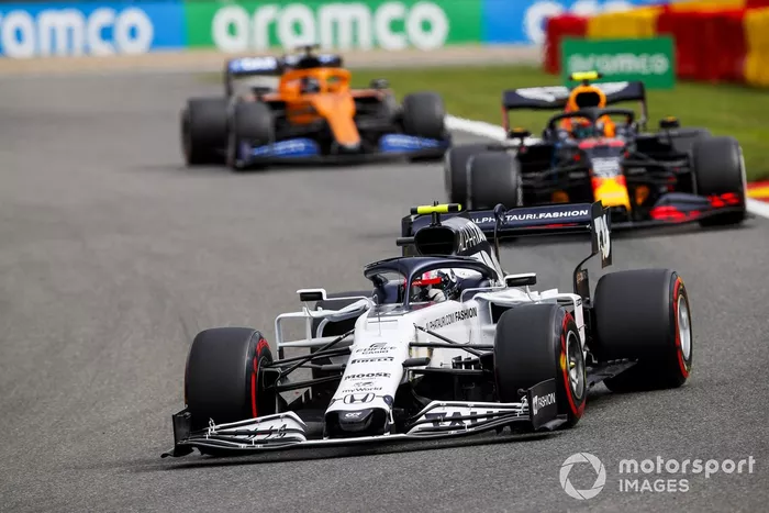 Pierre Gasly, AlphaTauri AT01, Alex Albon, Red Bull Racing RB16, y Carlos Sainz Jr., McLaren MCL35