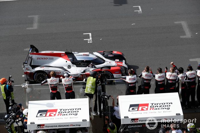 Los ganadores: #8 Toyota Gazoo Racing Toyota TS050: Sébastien Buemi, Kazuki Nakajima, Brendon Hartley