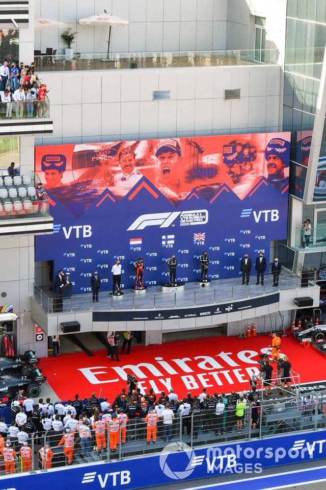 Podio: ganador Valtteri Bottas, Mercedes-AMG F1,segundo lugar Max Verstappen, Red Bull Racing, y el tercer lugar Lewis Hamilton, Mercedes-AMG F1