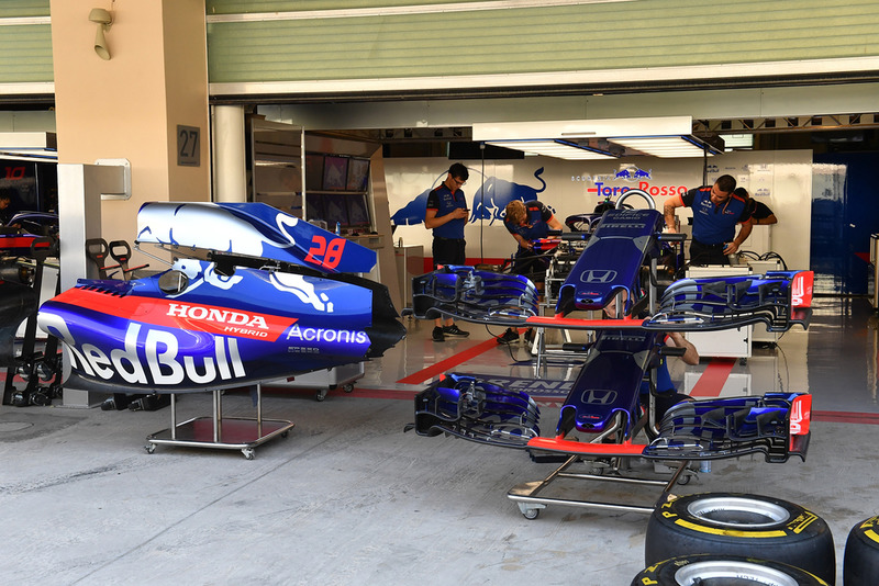 Scuderia Toro Rosso STR13, nel garage