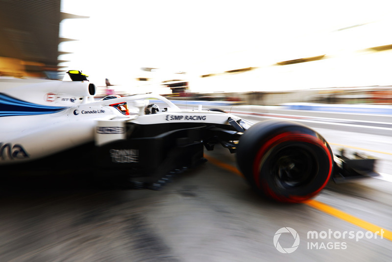 Robert Kubica, Williams FW41, leaves the garage