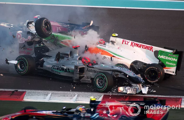 Michael Schumacher, Mercedes GP MGP W01, en tête-à-queue et percuté par Vitantonio Liuzzi, Force India VJM03