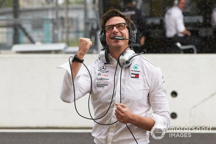 Toto Wolff, Mercedes AMG F1 Director de Motorsport, celebra la pole para Lewis Hamilton, Mercedes AMG F1