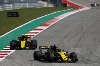 Nico Hulkenberg, Renault Sport F1 Team R.S. 18, leads Carlos Sainz Jr., Renault Sport F1 Team R.S. 18