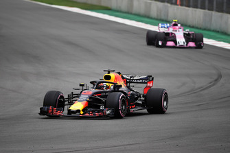 Daniel Ricciardo, Red Bull Racing RB14 ed Esteban Ocon, Racing Point Force India VJM11