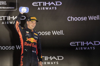 Max Verstappen, Red Bull Racing, met zijn trofee