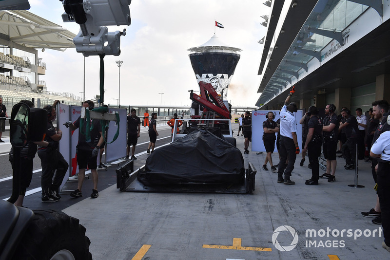 La voiture de Pietro Fittipaldi, Haas F1 Team VF-18 est ramenée au stand