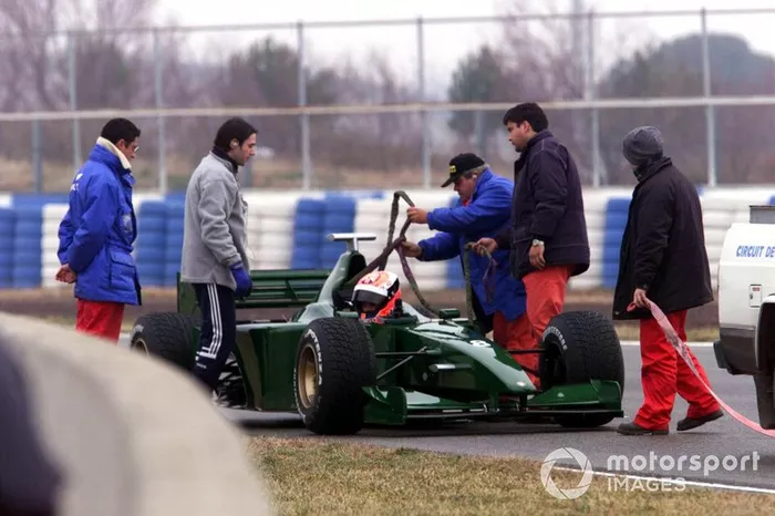 Johnny Herbert rencontre des problèmes avec la Jaguar R1