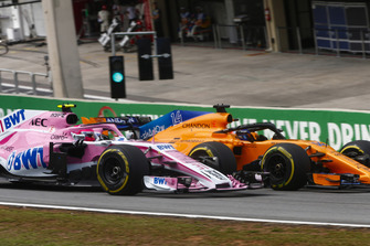Fernando Alonso, McLaren MCL33, dépasse Esteban Ocon, Force India VJM11.