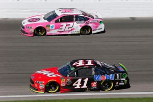 Kurt Busch, Stewart-Haas Racing, Ford Fusion Haas Automation/Mobil 1 and Matt DiBenedetto, Go FAS Racing, Ford Fusion Plan B Sales
