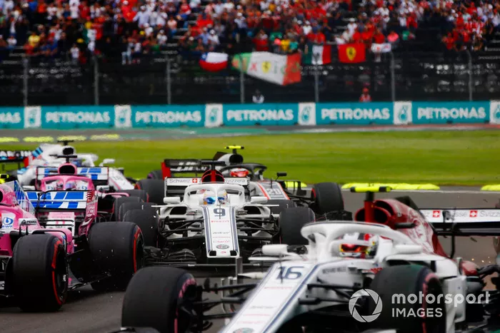 Marcus Ericsson, Sauber C37, y Esteban Ocon, Racing Point Force India VJM11 se tocan